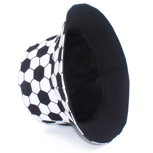 Dettaglio del cappello da pescatore con stampa calcio bianco e nero e cuciture rinforzate