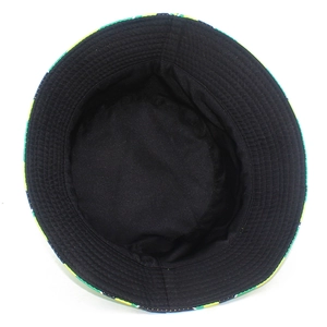 Vue détaillée de l'intérieur d'un chapeau bob avec coutures soignées et motif tropical coloré