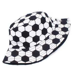 Dettaglio delle cuciture rinforzate sulla tesa di un cappello a secchiello con motivi da calcio