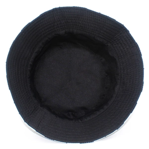 Vista dettagliata dell'interno di un cappello a secchiello nero con cuciture rinforzate