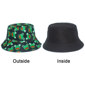 Dettaglio del cappello reversibile con stampa a rana e lato interno nero semplice