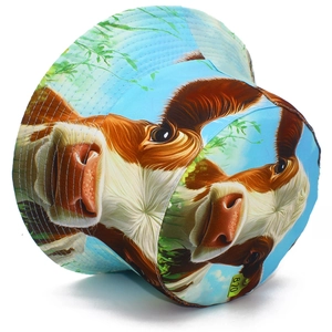 Gros plan du chapeau bob avec imprimé vache numérique et motif réaliste marron et blanc