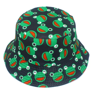 Dettaglio del cappello alla pescatora nero con stampe di rane e cuciture rifinite