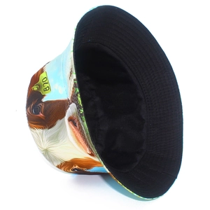 Détail du chapeau bob imprimé vache avec une étiquette d'oreille jaune numéro 820