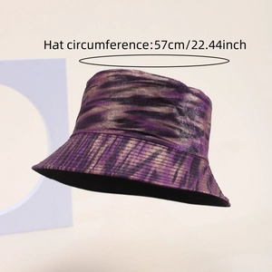 Détail d'un chapeau bob tie-dye violet et noir avec mesure de circonférence de 57 cm