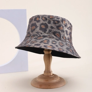 Chapeau bob léopard tendance avec fils métalliques sur un support en bois