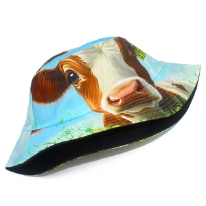 Détail du bob motif vache mignon avec motif de ciel bleu et texture d'impression numérique