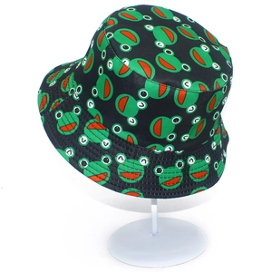 Cappello alla pescatora nero con stampa di rane verdi e tesa larga per protezione solare