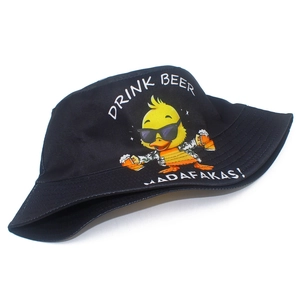 Detail eines schwarzen Anglerhutes mit Cartoon-Ente beim Biertrinken auf Leinwand