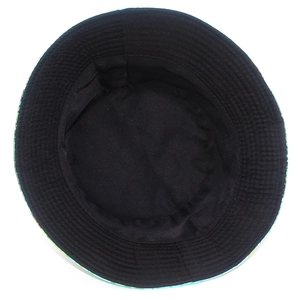 Vue détaillée de la doublure noire respirante et des coutures de ce chapeau bob imprimé vache