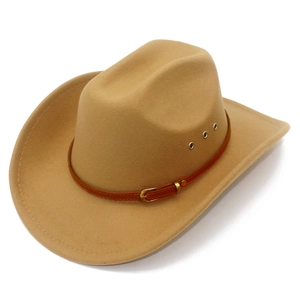 Detalle de sombrero vaquero camel con banda de cuero y ojales de ventilación metálicos