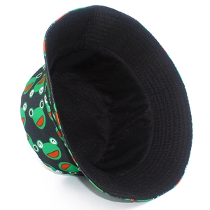 Dettaglio del cappello da pescatore in cotone con motivi a rana dei cartoni animati