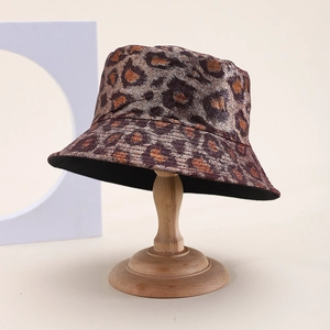 Chapeau bob tendance à imprimé léopard avec éclat métallique sur support en bois