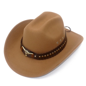 Dettaglio cappello cowboy kaki con emblema testa di toro e fascia in pelle borchiata