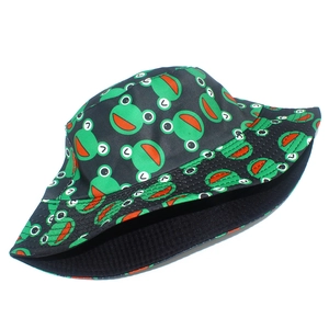 Dettaglio della stampa a rana verde su cappello da pescatore in poliestere nero leggero
