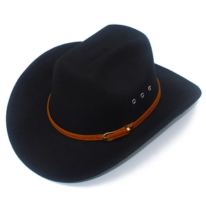 Detalle de sombrero vaquero negro con banda de cuero marrón y hebilla metálica dorada