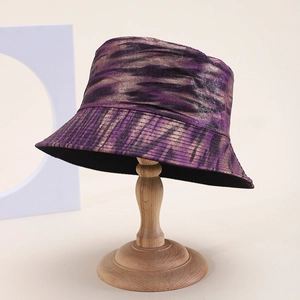 Bob tie-dye tendance avec reflets métalliques violets sur un support en bois