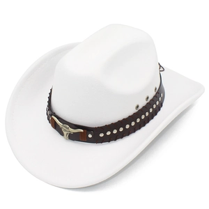Dettaglio cappello cowboy bianco con testa di toro in bronzo e fascia in pelle borchiata