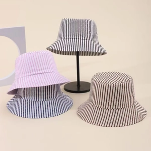 Dettaglio dei cappelli da pescatore a righe multicolori con strass eleganti e trama in cotone