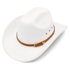 Detalle de un sombrero vaquero blanco de fieltro con banda de cuero marrón y ventilación
