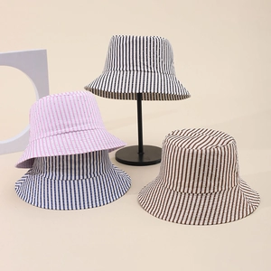 Cappello a secchiello a righe elegante con strass in vari colori per protezione solare