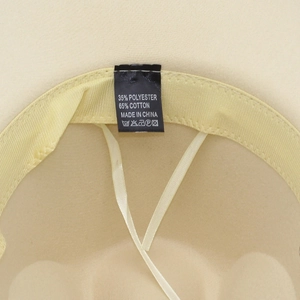 Dettaglio della fodera interna e dell'etichetta in tessuto del cappello cowboy in lana