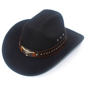 Dettaglio cappello da cowboy con fascia in pelle marrone, borchie e testa di toro argento