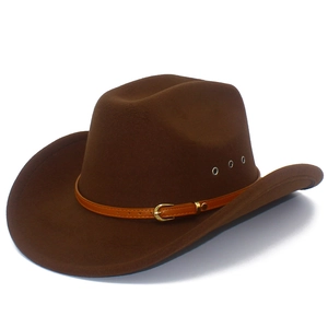 Sombrero vaquero clásico de lana marrón con banda de cuero y hebilla dorada fondo blanco