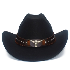 Dettaglio di cappello cowboy nero in feltro con fascia in pelle e decoro a testa di toro