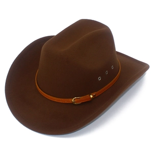Detalle de sombrero vaquero marrón con banda de cuero, hebilla y agujeros de aire
