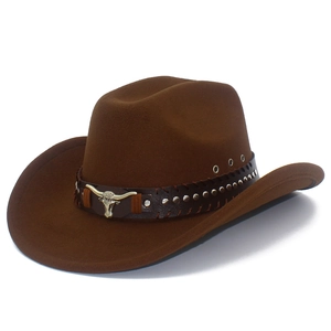 Cappello da cowboy marrone con cinturino in pelle, testa di toro dorata e borchie argento