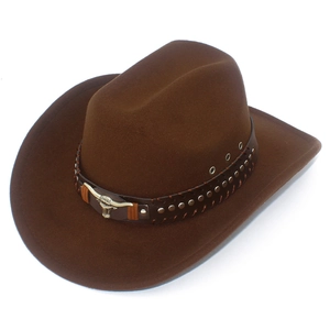 Dettaglio cappello cowboy marrone scuro con decorazione metallica a forma di testa di toro