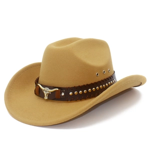 Dettaglio del cappello da cowboy in lana color cammello con fascia in cuoio e testa di toro