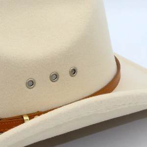 Detalle de cerca del sombrero cowboy de fieltro crema con ojales y banda de cuero