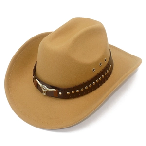 Dettaglio cappello cowboy kaki in feltro con testa di toro in argento e borchie metalliche