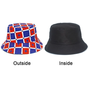 Chapeau bob réversible avec un côté noir et un motif géométrique de drapeau