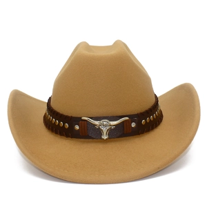 Dettaglio cappello da cowboy con fibbia a testa di toro d'argento e fascia borchiata