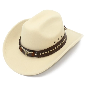 Dettaglio di un cappello da cowboy beige con decoro vintage a testa di toro e fascia borchiata