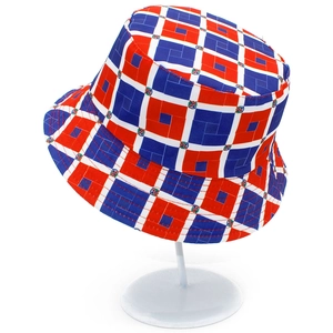 Bob stylé avec motifs géométriques rouges et bleus pour protection solaire plein air