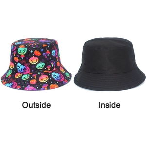 Détail du chapeau bob réversible montrant l'imprimé d'Halloween et le côté noir uni
