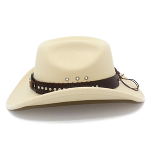Dettaglio di cappello cowboy crema con fascia in pelle marrone, borchie e fori d'aria