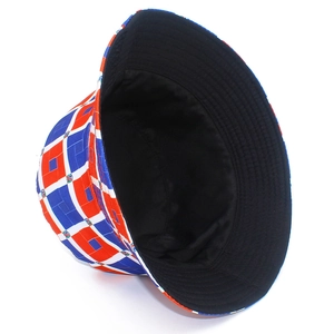 Vue détaillée du chapeau bob avec motif géométrique rouge bleu blanc et doublure