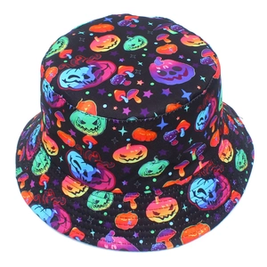 Détail de l'imprimé Halloween néon avec citrouilles et étoiles sur bob noir