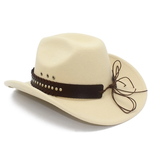 Dettaglio di un cappello da cowboy con borchie argentate e fascia decorativa in pelle