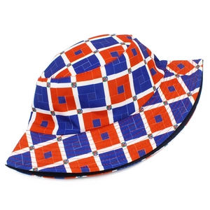 Chapeau bob géométrique tricolore élégant avec motif d'emblème en vue à 45 degrés