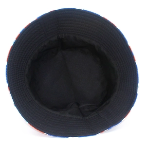 Détail de l'intérieur du chapeau bob avec doublure noire et bordure à motifs colorés