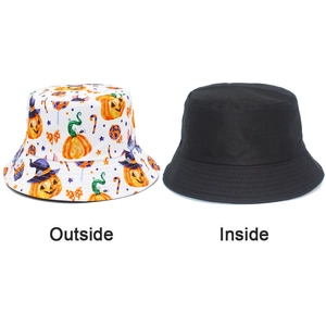 Détail montrant le design réversible du chapeau bob d'Halloween avec doublure imprimée