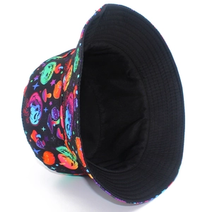 Détail du motif néon coloré de citrouilles et crânes sur ce chapeau bob noir tendance