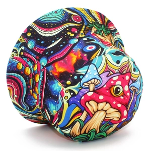 Cappello a secchiello colorato con graffiti di funghi e design artistico surreale