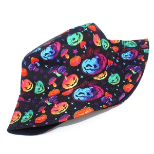 Détail de l'imprimé citrouille néon et champignons sur le chapeau bob noir d'Halloween